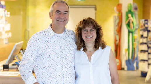 Foto: Hartmut und Claudia Schaal in einer ihrer Apotheken