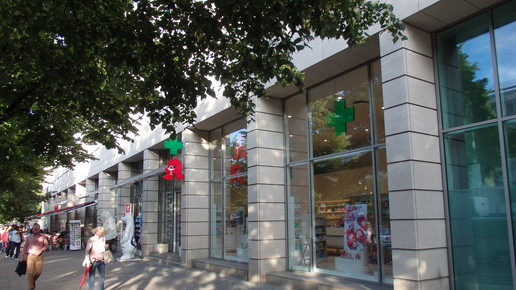 160616 berlin brandenburger tor apotheke2 aa