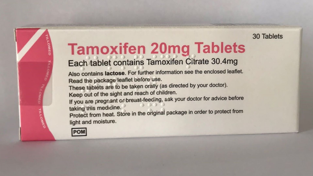 Eine Packung Tamoxifen 20 mg Tabletten mit englischer Deklaration.