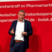 Apotheker Dr. Stefan Hartmann auf der Bühne beim Kooperationsgipfel in München. Mehr dazu im Artikel.