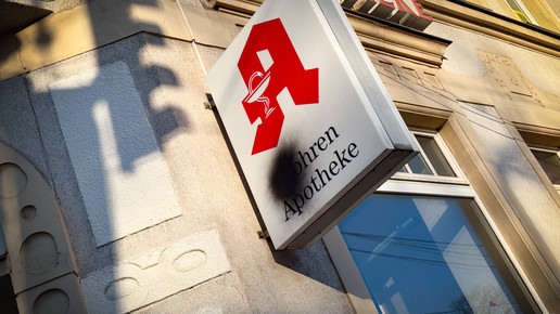 Vandalismus: Aus Mohren- wird Ohren-Apotheke