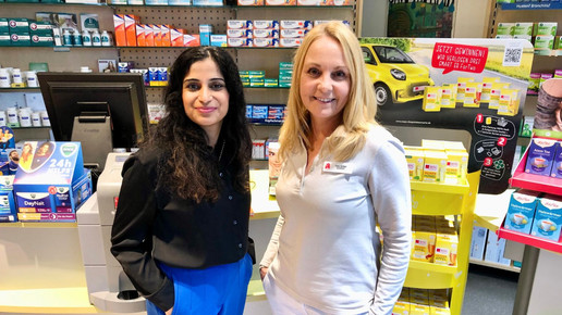 Bundestagsabgeordnete Schahina Gambir (Grüne, links) bei Apothekerin Manuela Schier