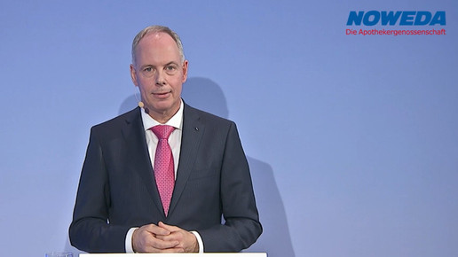 Kuck holt die Sonnenstühle vom Deck