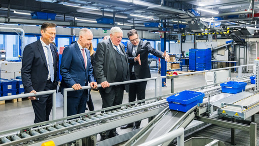 Gesundheitsminister Karl-Josef Laumann im Großhandelslager.
