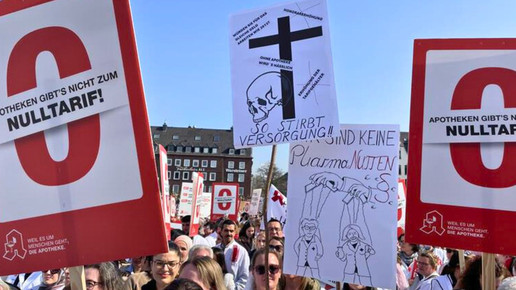 Schilder beim Protest in Düsseldorf