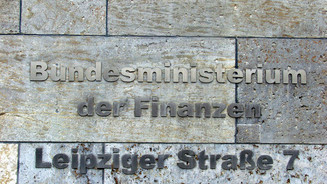 Gastro-MwSt sinkt, Entfernungspauschale steigt Finanzministerium von außen