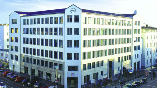 Merz: 50 Millionen Euro für neue Abfülllinie