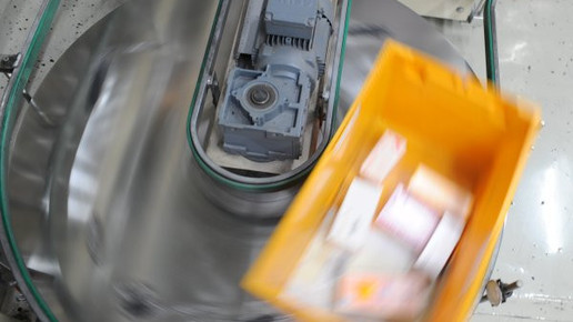 Großhandelswanne auf Förderband