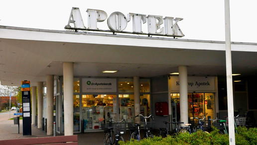 Dänische Apotheke mit dem Schriftzug "Apotek" darüber