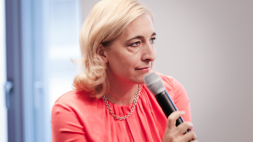 Nina Warken spricht in Mikro