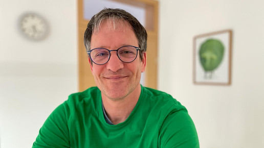 Foto: Dr. Fabian Holbe in seiner Arztpraxis