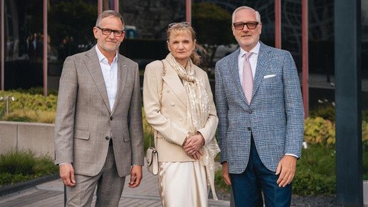 Apotheker Dirk Vongehr, Apothekerin Gabriela Hame-Fischer und Marcus Freitag stehen in der Sonne.