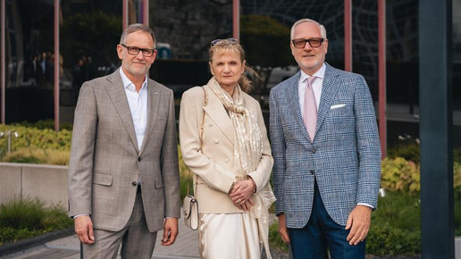 Apotheker Dirk Vongehr, Apothekerin Gabriela Hame-Fischer und Marcus Freitag stehen in der Sonne.