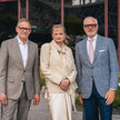 Phoenix übernimmt Kontrolle bei Linda Apotheker Dirk Vongehr, Apothekerin Gabriela Hame-Fischer und Marcus Freitag stehen in der Sonne.