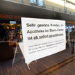 Schild informiert, dass Apotheke geschlossen