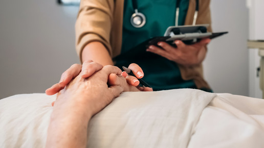 Arzt hält Hand des Patienten