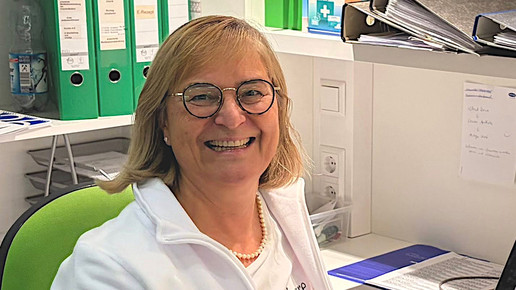 Apothekerin Dr. Sabine Mickeler lächelt.