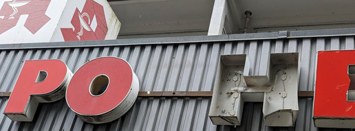 Düstere Aussichten für 2026: Apothekensterben und Pleitewelle Leuchtbuchstaben über verlassener Apotheke