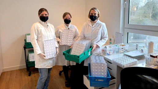 PTA stehen im Blisterraum.