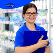  Werbegrafik für den HARTMANN Konfigurator mit dem Text „Pflegehilfsmittelversorgung leicht gemacht“. Rechts im Bild eine Frau in blauem HARTMANN-Poloshirt, die mit einem Tablet lächelt. Im Hintergrund unscharfe Regale mit Pflegeprodukten.