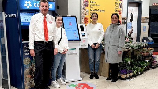 Das E-Rezept-Bestellterminal der Broicherdorf-Apotheke in Kaarst im Rewe mit Angestellten.