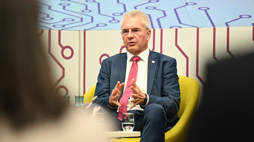 Dr. Hans-Peter Hubmann in der Podiumsrunde bei der Expopharm-Eröffnung