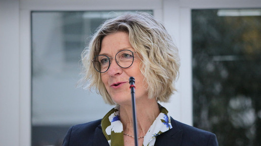 Anne-Kathrin Klemm spricht in ein Mikrofon.