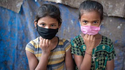 zwei indische Kinder mit Maske