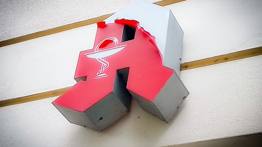 Foto: Apotheken-A mit abgeblätterter Farbe