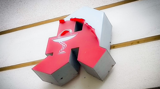 Foto: Apotheken-A mit abgeblätterter Farbe
