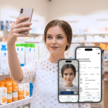 So holen Sie den Hautpflege-Umsatz zurück in die Offizin Frau macht in einer Apotheke ein Selfie für die KI-Hautanalyse. Detailbeschreibung: Vor Regalen mit Pflegeprodukten hält sie ihr Smartphone hoch. Daneben zeigt ein App-Screen die Analyse ihres Gesichts: Markierung „Wenige Falten" und Button „Produktempfehlung".