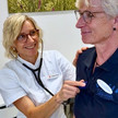 Apothekerin Theresia Weigel testete das digitale Stethoskope an einer Mitarbeiterin.