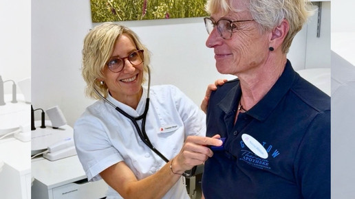 Apothekerin Theresia Weigel testete das digitale Stethoskope an einer Mitarbeiterin.