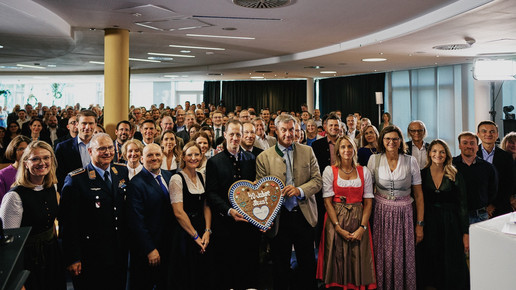 Markus Söder mit dem Team von Hexal
