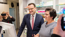 Kommt ein Minister in die Apotheke