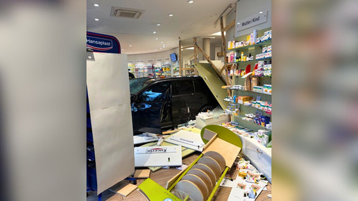 Schäden nachdem ein Auto in die Römer-Apotheke Rosenheim gefahren ist