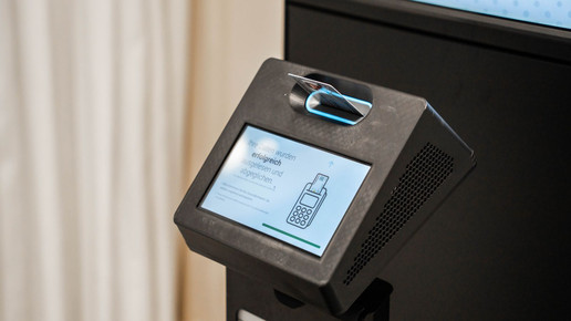 eine gesteckte eGK im S Medical Room im Kaufland Center Mosbach