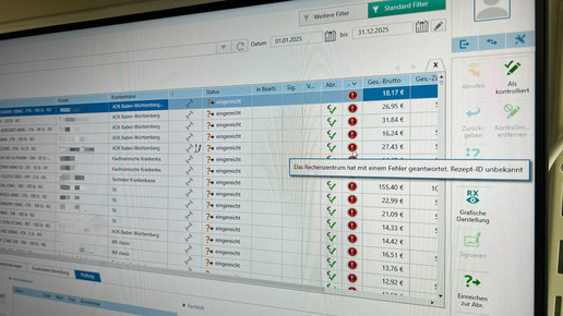 Der Bildschirm zeigt eine Apothekensoftware mit Fehlermeldung.