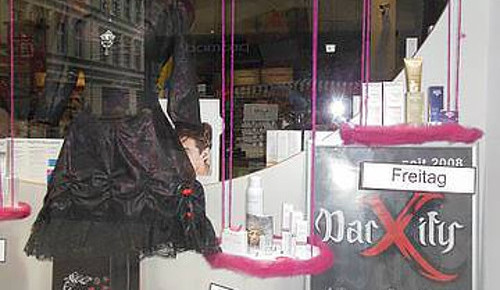 Loewen-Apotheke Leipzig WGT  2015 Schaufenster mit Kostuem  Darxity Loewen-Apotheke