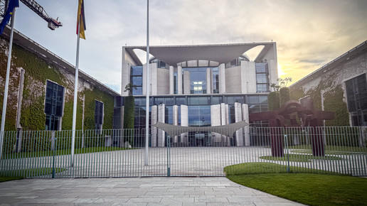 Kanzleramt von außen im Abendlicht