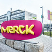 Ogsiveo: Merck erhält nach Milliardendeal Zulassung Firmenschild von Merck in Darmstadt