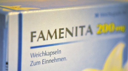 Famenita mit falscher Blindenschrift