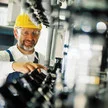 Ein Arbeiter bei der Herstellung von Fertigarzneimitteln.