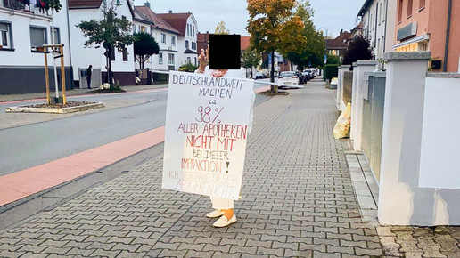 Frau mit Protestplakat