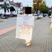 Frau mit Protestplakat