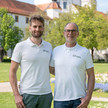 Alexander und Dietmar Wolz im Portrait vor einer Parkkulisse