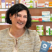 Tanja Reischl-Stenske lächelt und zeigt in ihrer Apotheke ein Produkt. Mehr dazu im Artikel.