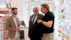 Florian Braun, Karl Josef Laumann und Erik Tenberken im Gespräch in Tenberkens Apotheke
