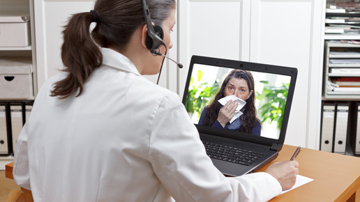 Symbolbild: Eine Ärztin vor einem Laptop während einer Videosprechstunde.
