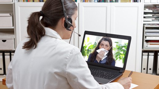 Symbolbild: Eine Ärztin vor einem Laptop während einer Videosprechstunde.
